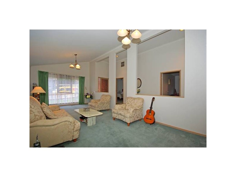 11 Fernshaw Gardens, Hallam VIC 3803