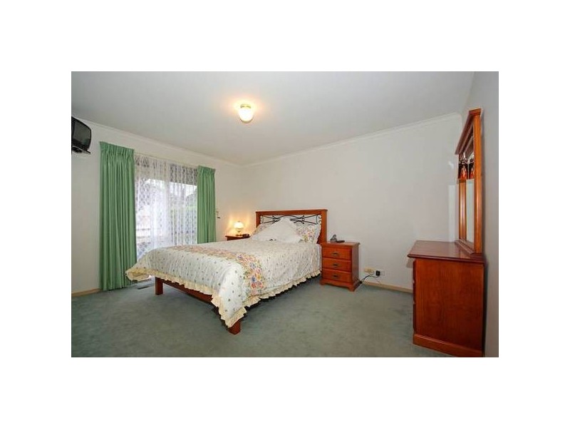 11 Fernshaw Gardens, Hallam VIC 3803