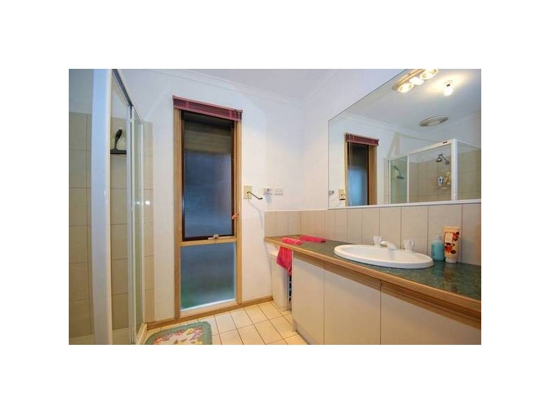 11 Fernshaw Gardens, Hallam VIC 3803