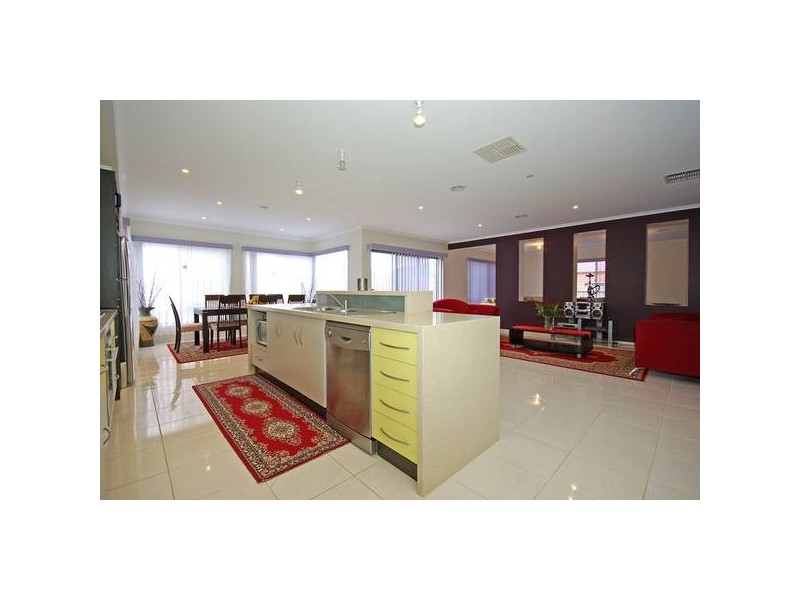 82 Aylmer Road, Lynbrook VIC 3975