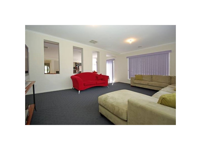 82 Aylmer Road, Lynbrook VIC 3975