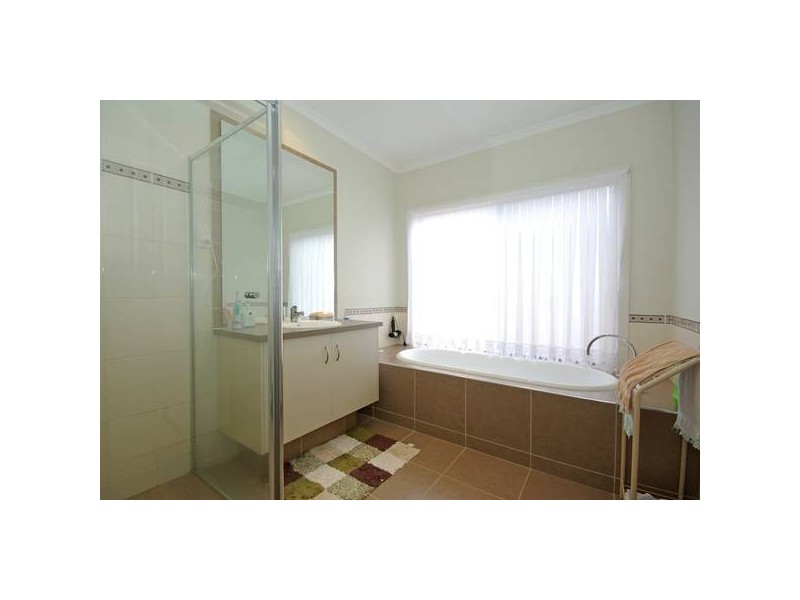 82 Aylmer Road, Lynbrook VIC 3975