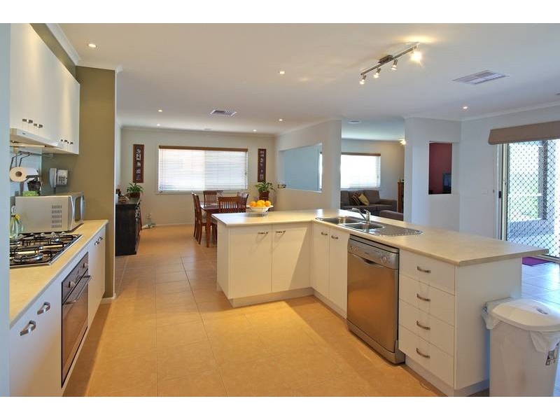 7 Hanrahan Wynd, Lynbrook VIC 3975