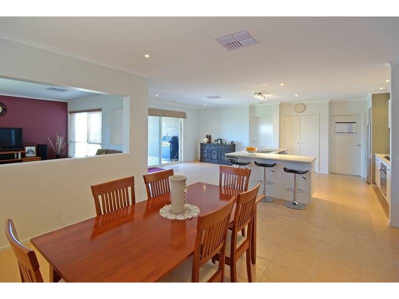 7 Hanrahan Wynd, Lynbrook VIC 3975