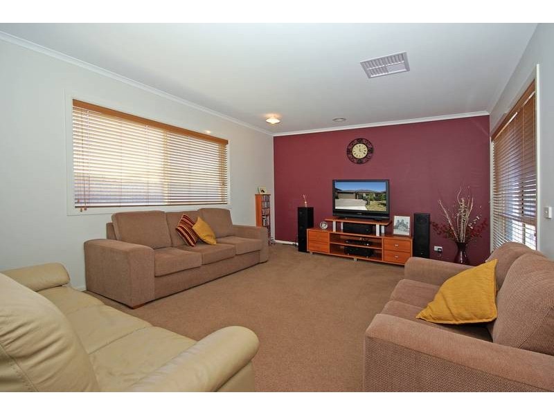 7 Hanrahan Wynd, Lynbrook VIC 3975