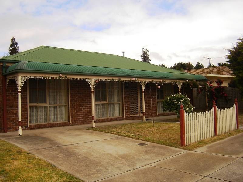 16 Broome Crescent, Cranbourne North VIC 3977