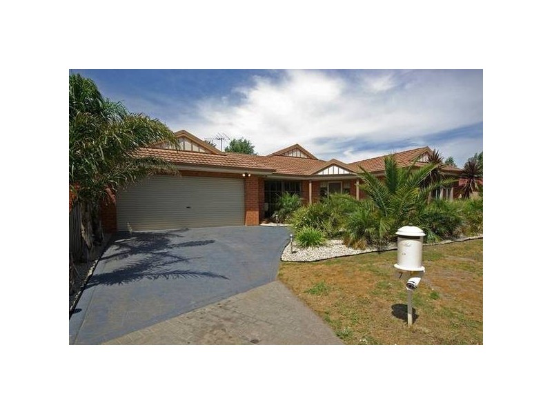 7 Brady Close, Lynbrook VIC 3975