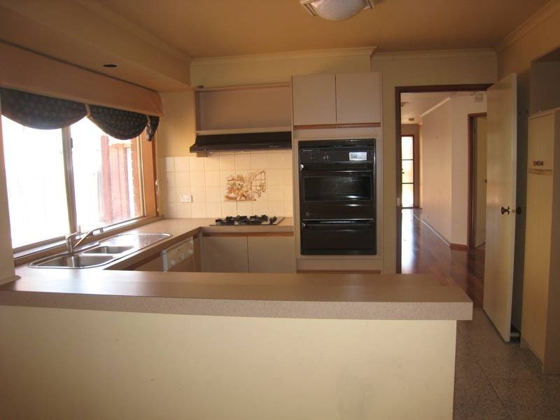 2 Chesthunt Drive, Hallam VIC 3803