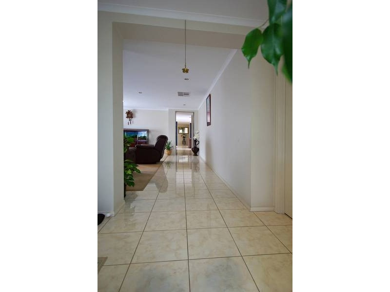 8 Palais Close, Narre Warren South VIC 3805