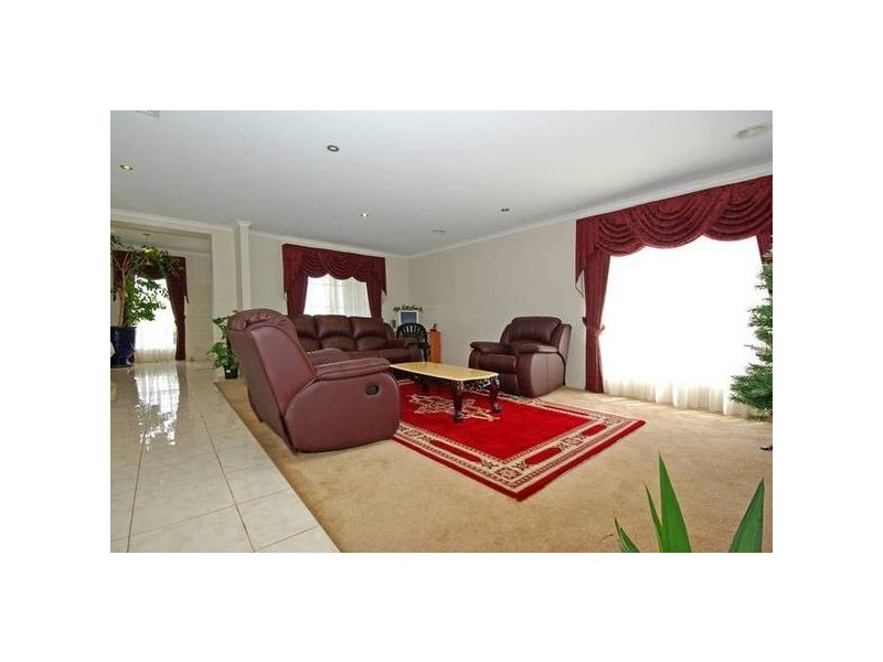 8 Palais Close, Narre Warren South VIC 3805