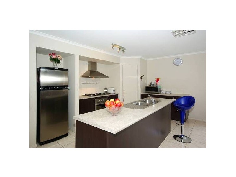 8 Palais Close, Narre Warren South VIC 3805
