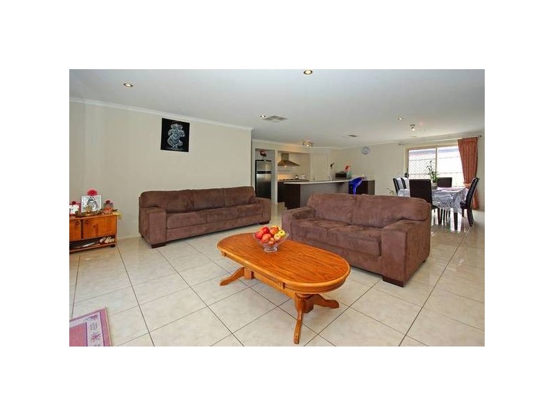 8 Palais Close, Narre Warren South VIC 3805