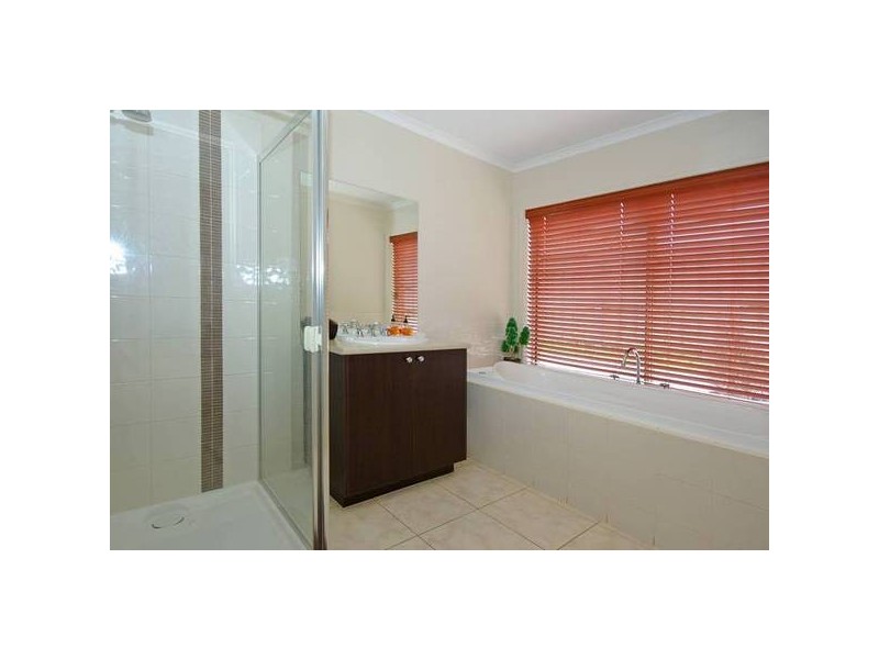 8 Palais Close, Narre Warren South VIC 3805