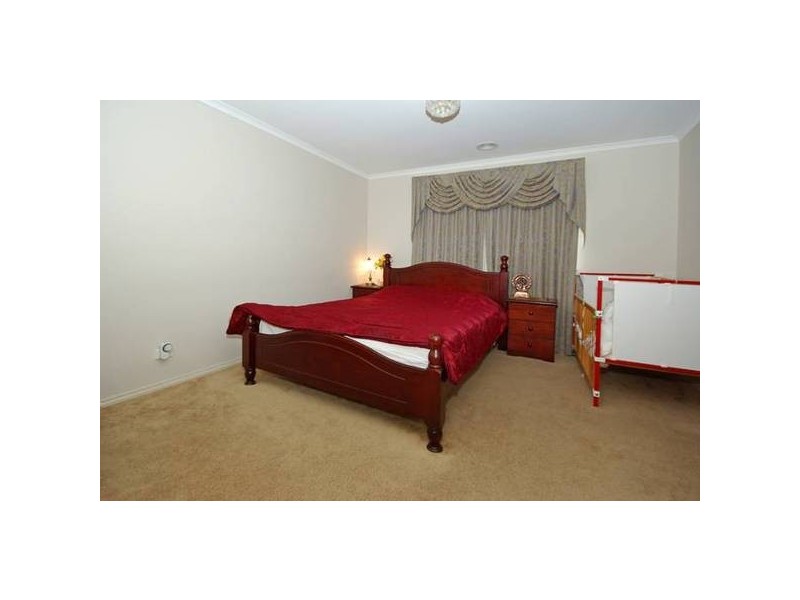 8 Palais Close, Narre Warren South VIC 3805