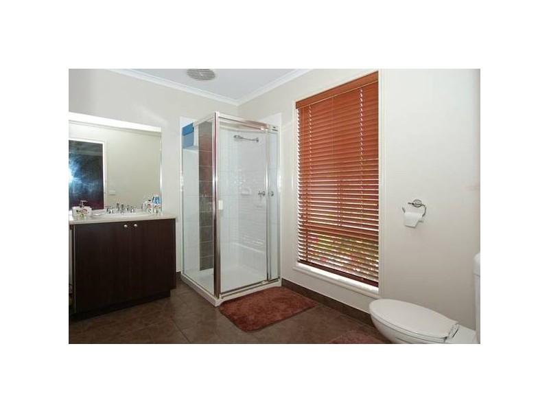 8 Palais Close, Narre Warren South VIC 3805