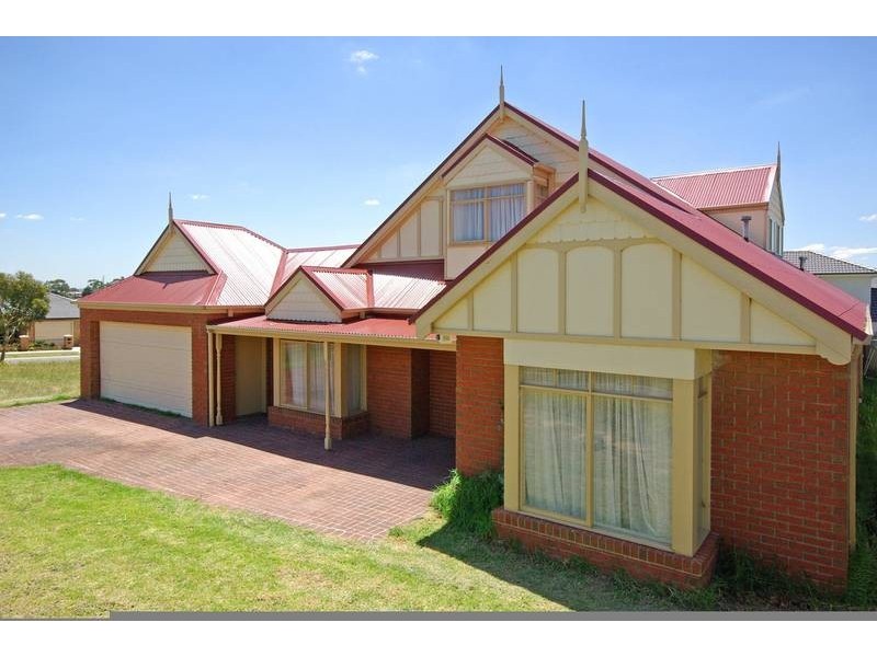 2 Silvertop Close, Lynbrook VIC 3975