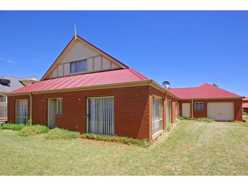 2 Silvertop Close, Lynbrook VIC 3975