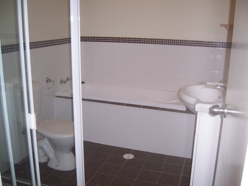 2/8 Woodside Ave, Blacktown NSW 2148