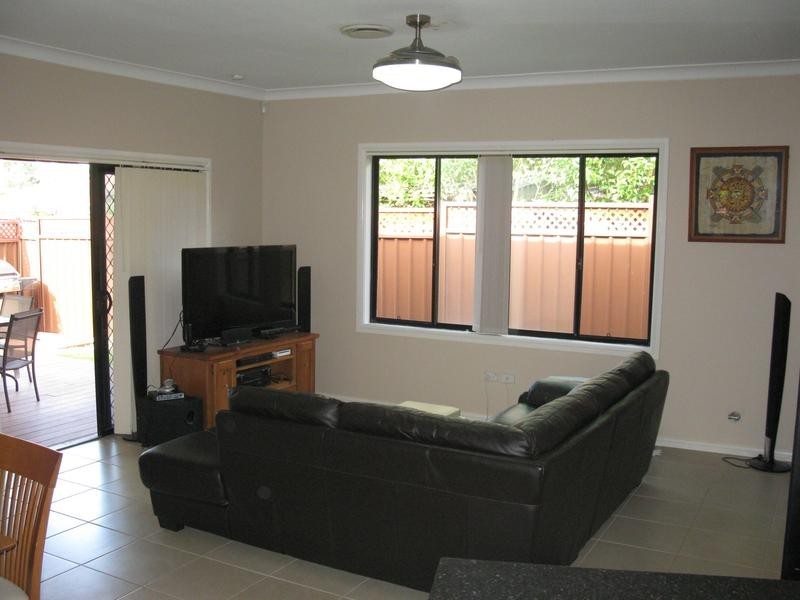 2/8 Woodside Avenue, Blacktown NSW 2148