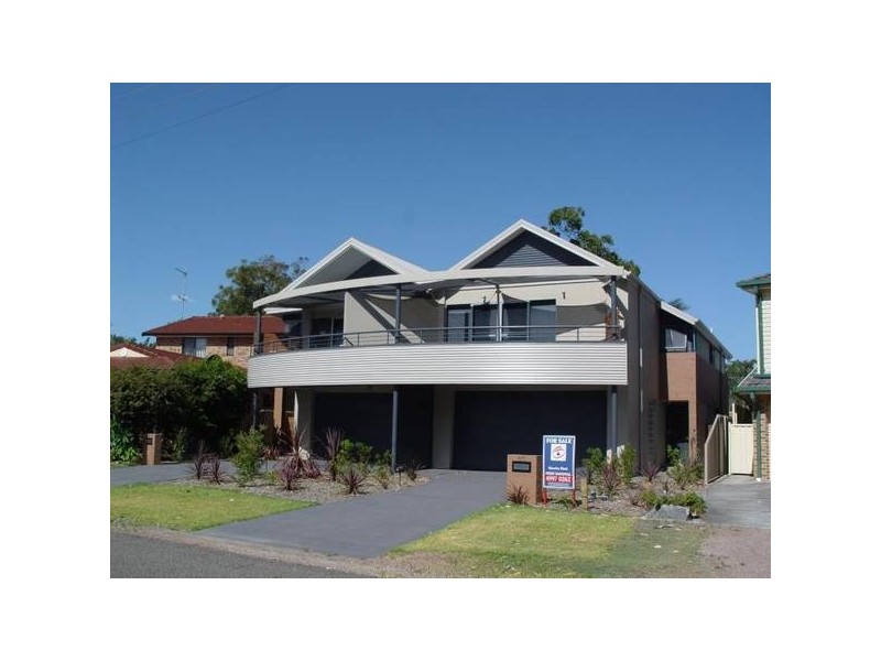 2/6 Muneela Avenue, Hawks Nest NSW 2324