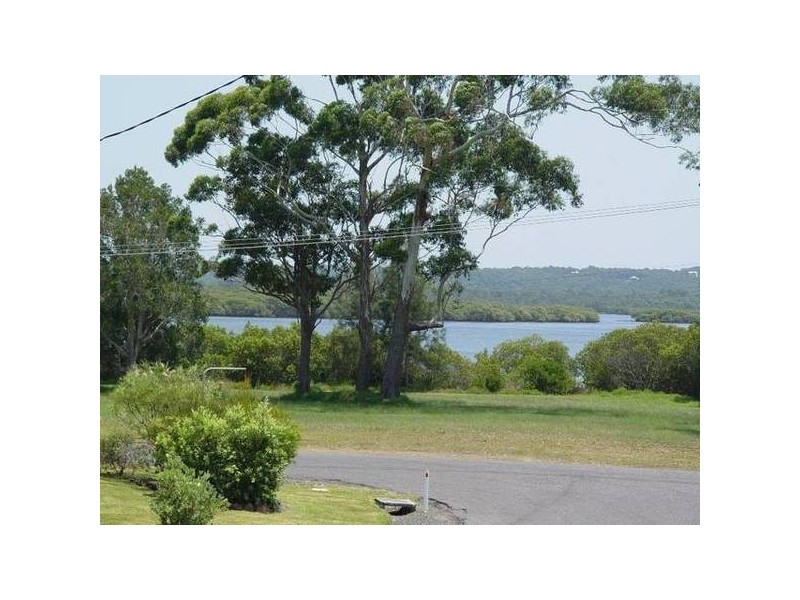 2/6 Muneela Avenue, Hawks Nest NSW 2324