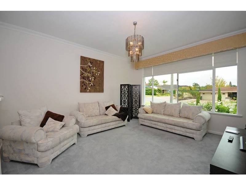 9 Sellen Court, Leeming WA 6149