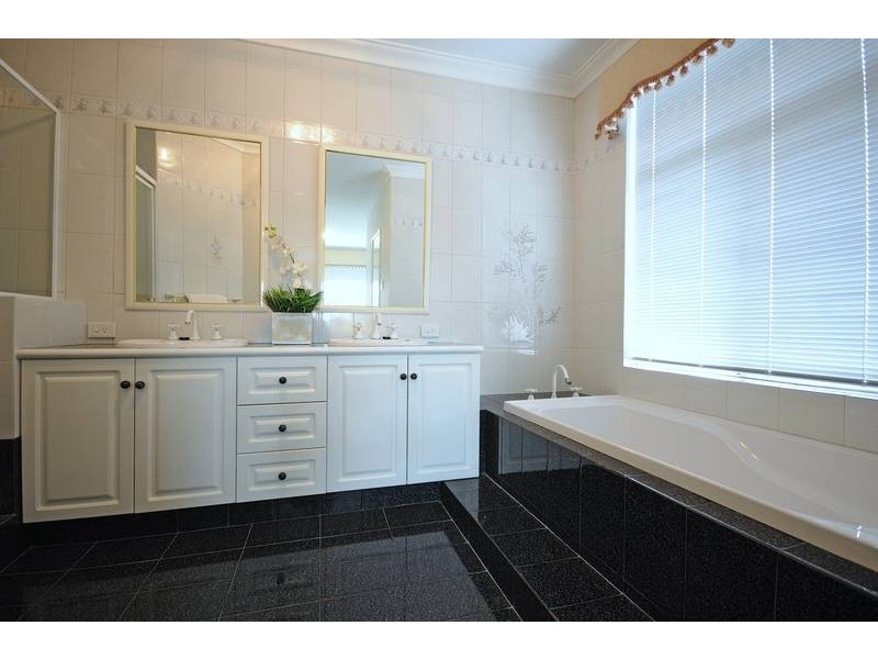 9 Sellen Court, Leeming WA 6149