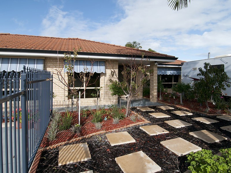 148 Forest Lakes Drive, Thornlie WA 6108