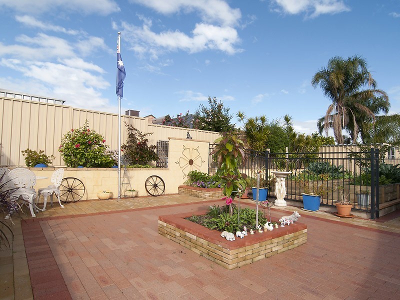 148 Forest Lakes Drive, Thornlie WA 6108