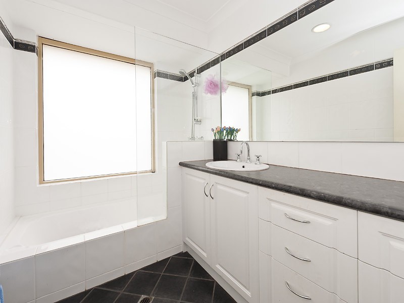 20 Earnshaw Loop, Leeming WA 6149