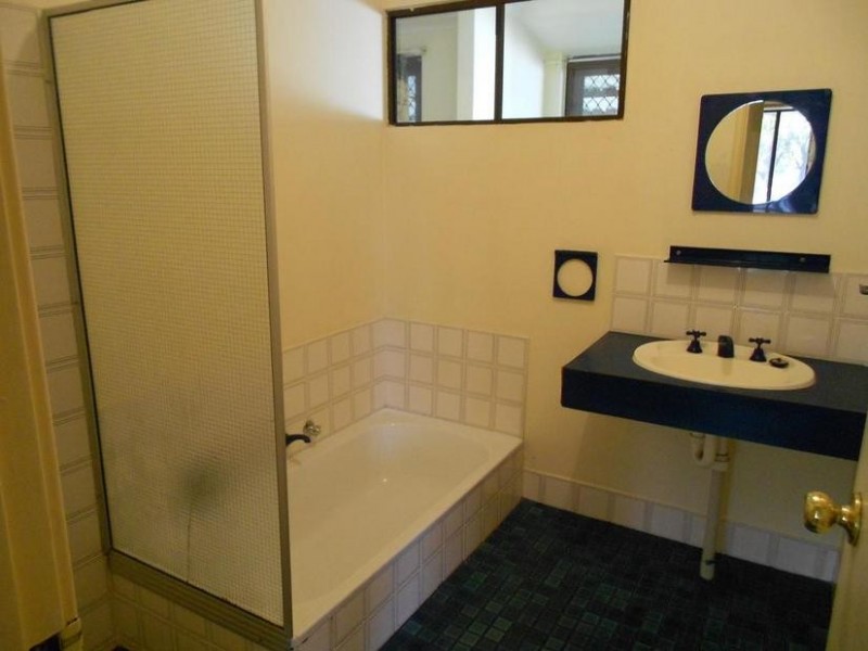 12 Tinaroo Court, South Lake WA 6164