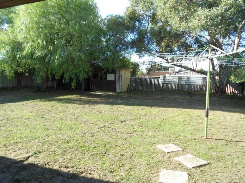 12 Tinaroo Court, South Lake WA 6164