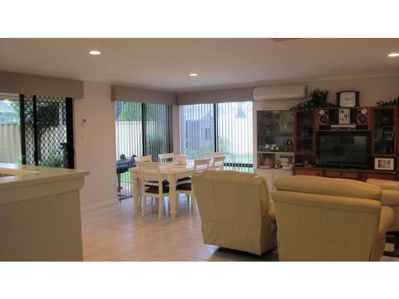 8 Lombe Gardens, Atwell WA 6164