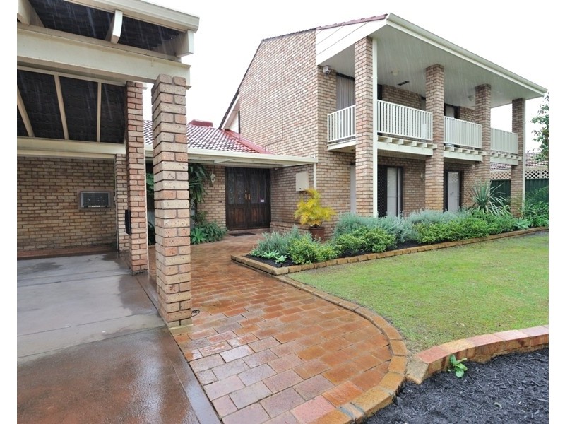 17 Harrington Crescent, Leeming WA 6149