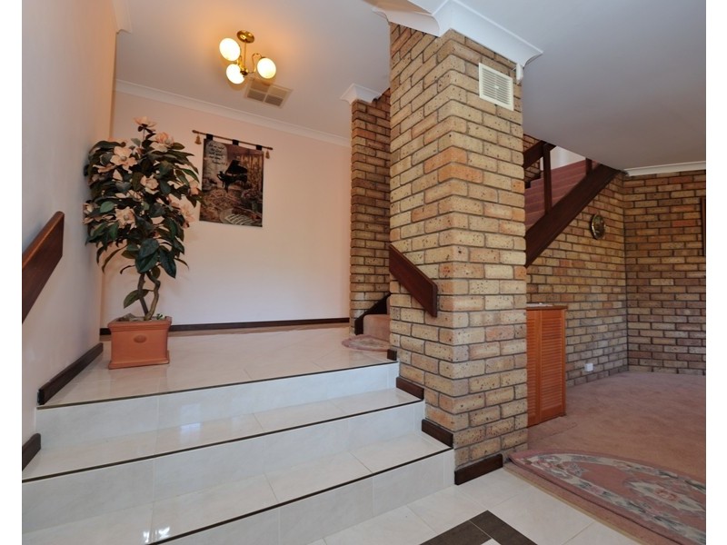 17 Harrington Crescent, Leeming WA 6149