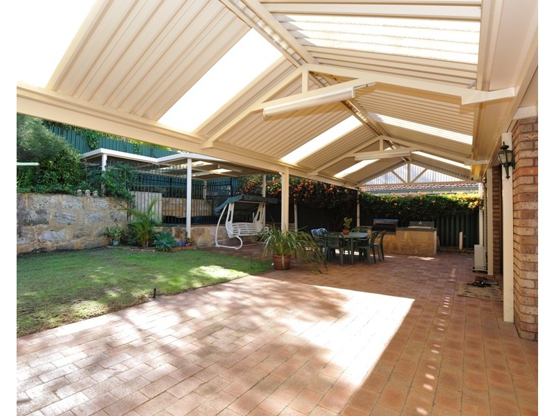 17 Harrington Crescent, Leeming WA 6149