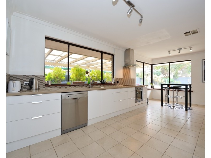 16 Calley Drive, Leeming WA 6149