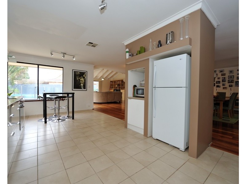 16 Calley Drive, Leeming WA 6149