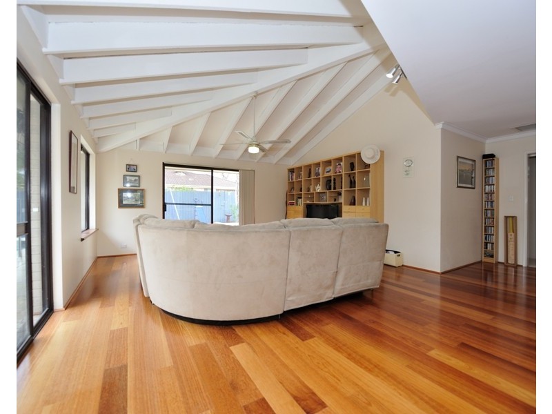 16 Calley Drive, Leeming WA 6149