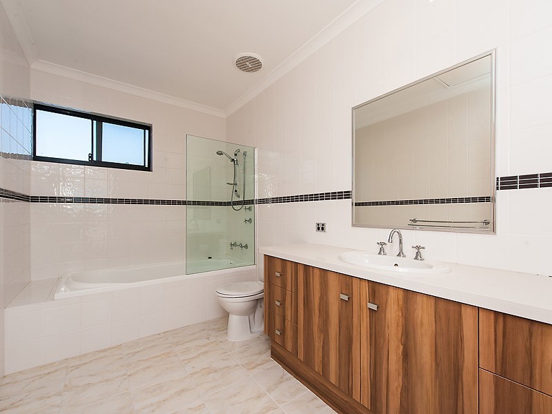 11B Pinewood Avenue, Kardinya WA 6163