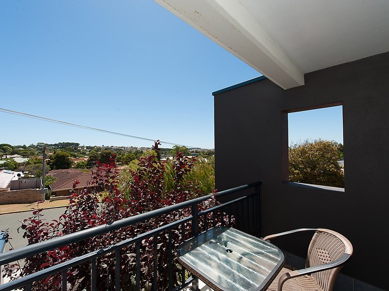 11B Pinewood Avenue, Kardinya WA 6163