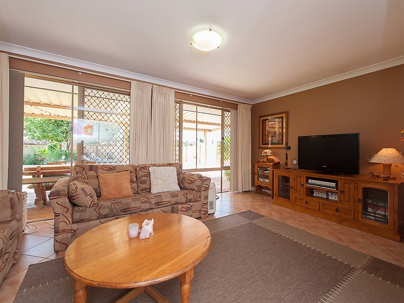 15 McKivett Crescent, Leeming WA 6149