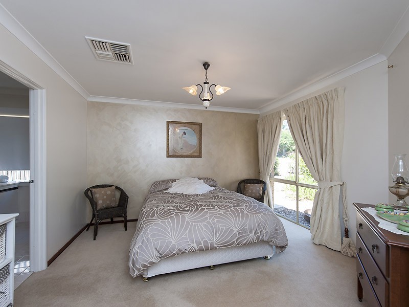 11 McGuiness Drive, Leeming WA 6149