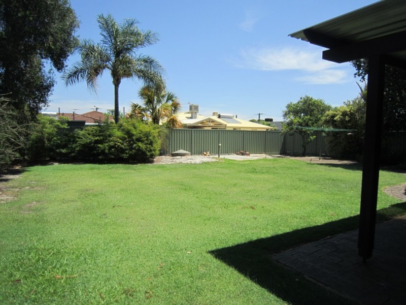 17 Flinders Crescent, Bull Creek WA 6149