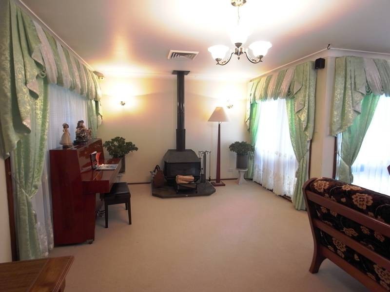 5 Barossa Close, St Clair NSW 2759