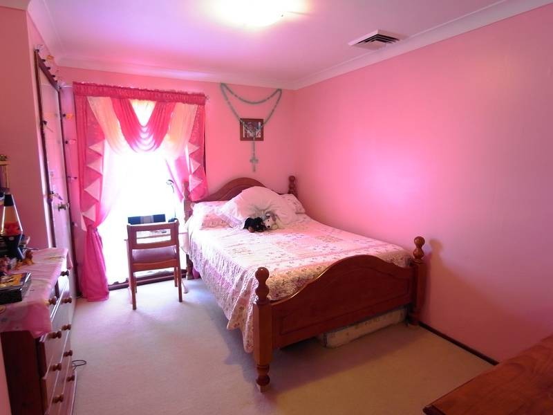 5 Barossa Close, St Clair NSW 2759