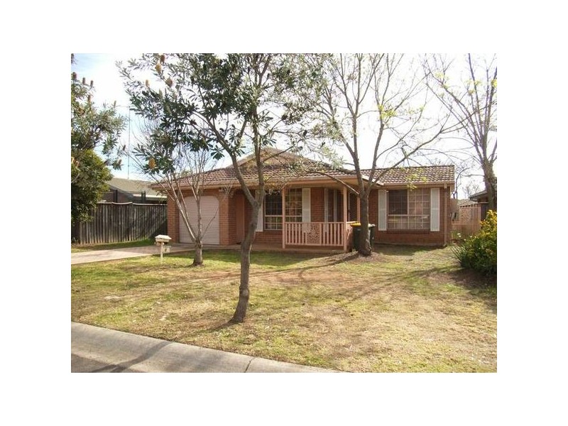 8 Gemstone Place, Oakhurst NSW 2761