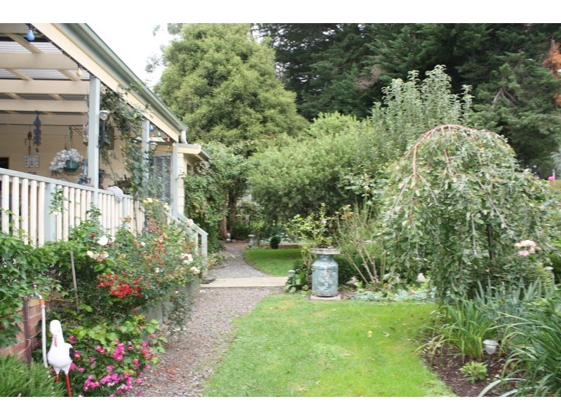 10 Roy, Loch VIC 3945