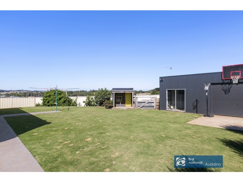 24 Carr Avenue, Leongatha VIC 3953