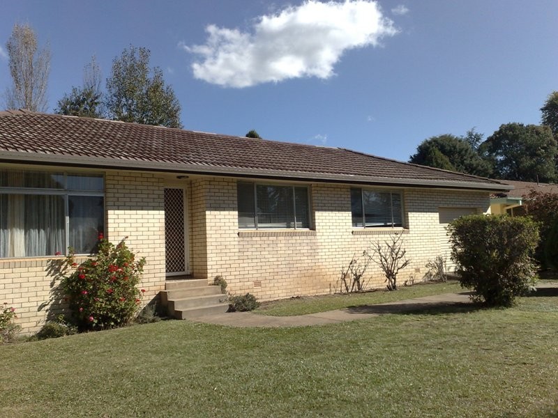 16 BOWMAN AVENUE, Armidale NSW 2350